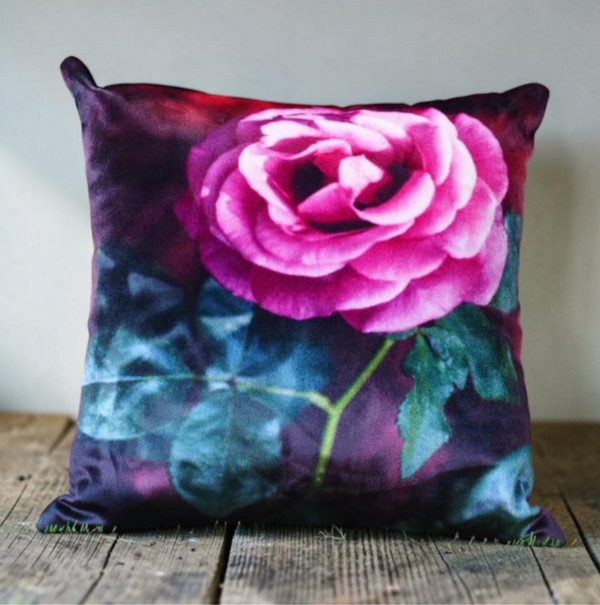 2 ROSA HEIRLOOM VELVET CUSHION COVERS WITH 2 CERAMIC MUGS